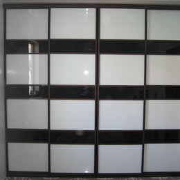 Встроенный шкаф с фасадами стекло с цветной плёнкой