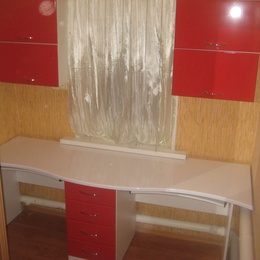 Стол и навесные шкафчики цвет красный и белый глянец