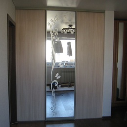 Встроенный шкаф , фасад зеркало с пескоструем